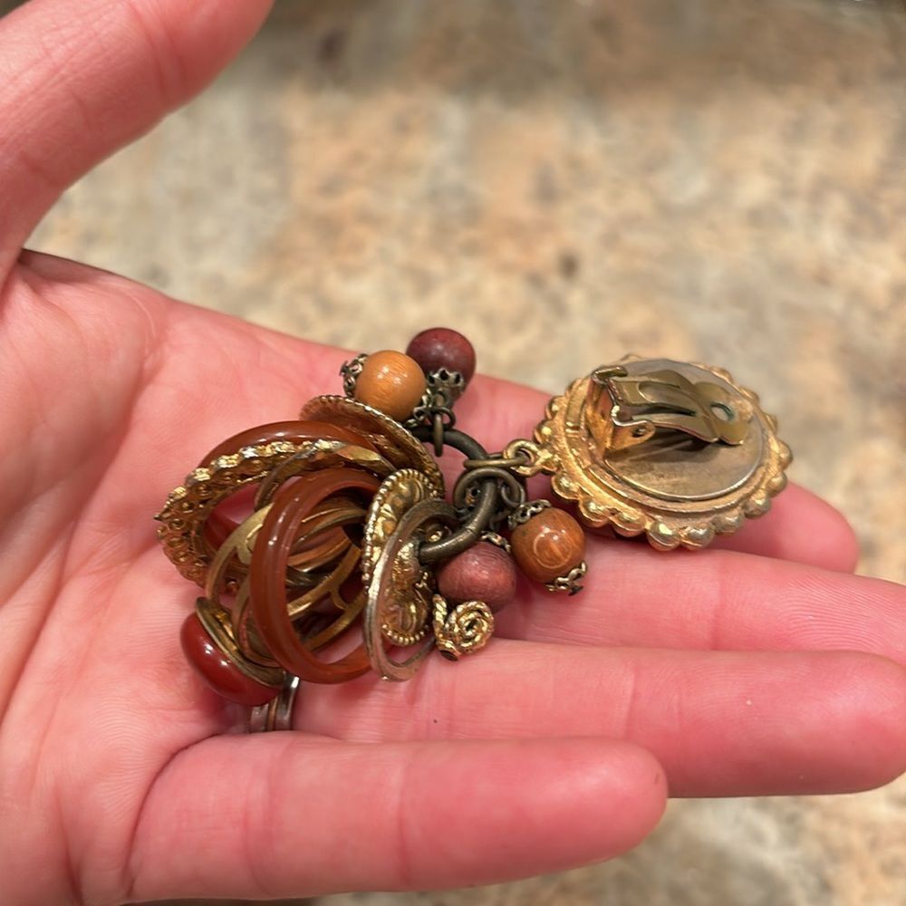 Woman's beaded clip on earring. It's only one earring - Picture 8 of 8